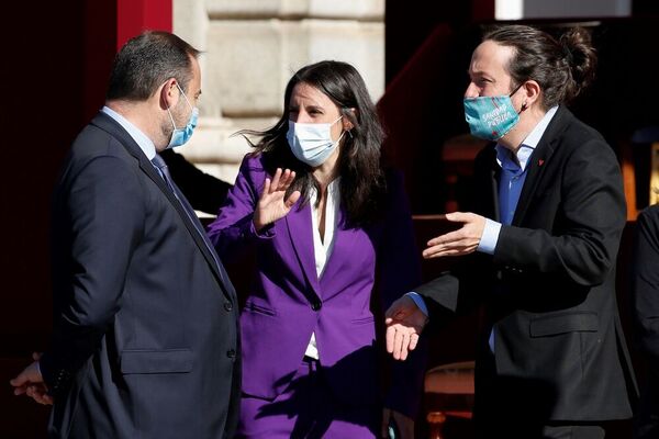 Montero, junto a Iglesias, con una mascarilla que reza: "Sanidad Pública"
