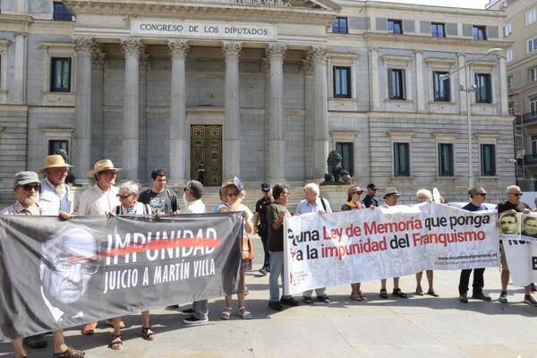 En el exterior del Congreso de los Diputados, frente a la puerta de los leones, varias asociaciones memorialistas realizan una concentración con motivo de la aprobación de la Ley de Memoria Democrática. Foto: Efe