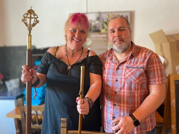 Una sonriente Elisa Cerrillo junto a su compañero de TLP Ricardo Hernández. Fotografía de Laura Negro