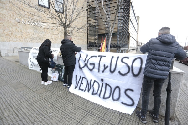 Las familias de los fallecidos siguen &amp;#039;recibiendo&amp;#039; a las puertas de los Juzgados de León a los acusados y testigos durante cada una de las sesiones