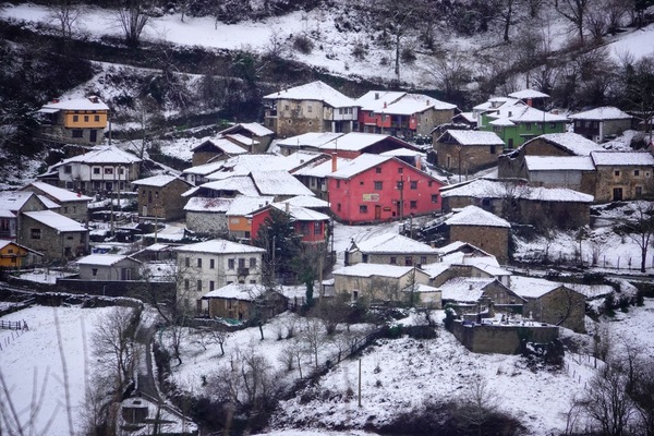 Vista panorámica desde Ponga de un conjunto de casas nevadas | Firma: EP