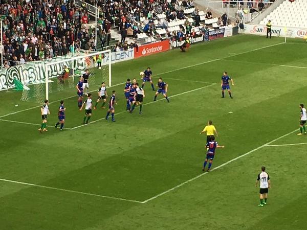 Otra jugada a balón parado que no sirve para nada.