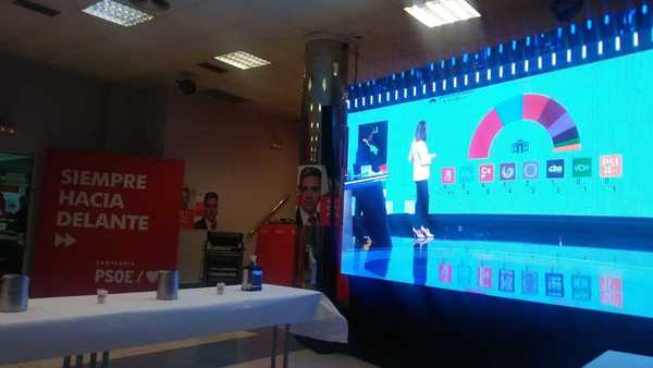 La sede del PSOE permanece tranquila ante lo que será una larga noche de escrutinio.