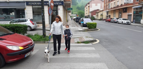 Salidas esporádicas de los menores en Los Corrales de Buelna.Las salidas de menores de 14 años en Los Corrales de Buelna se hicieron esperar. Sobre las 11 de la mañana empezó a notarse la presencia de niños en distintas zonas de Los Corrales de Buelna, muchos de ellos de paseo, pocos con bicicletas, patines o patinetes. Uno de los primeros fue Yosmar, como en la gran mayoría de los menores con su mascarilla especial y acompañado por su madre. Los paseos terminaron en su gran mayoría tras un buen paseo, pan bajo el brazo y algún periódico o revista. A mediodía fue el momento en el que más niños se notaron en la calle, sin que en ningún caso hubiera uniones de personas destacadas. Por la tarde la lluvia retuvo las salidas, muchas menos que a mediodía. De todas formas no hubo ningún problema en el municipio y las salidas fueron esporádicas y siempre dentro de las normas establecidas por el Gobierno central. Según informa Nacho Cavia.