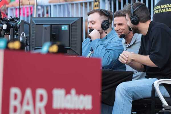 Ibai, Joaquín y Piqué, juntos durante un 'streaming' durante la competición. SALVADOR SALAS