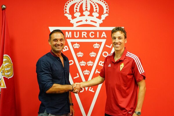 Tomás Pina se da la mano con el director deportivo del Murcia, Javi Recio, tras su fichaje.