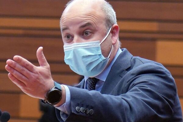 La corrupción es uno de los asuntos más recurrentes en la discusión política de esta moción de censura en Castilla y León. Castaño alude a los titulares de prensa que había citado Tudanca: &amp;quot;Lo que yo dije es que el PP tiene corrupción, efectivamente, pero con los que yo me había sentado, con los que tenemos en el Gobierno (y mira hacia Mañueco) son igual de decentes que usted. Y si no podemos pactar con ellos, no podemos pactar con usted&amp;quot;.