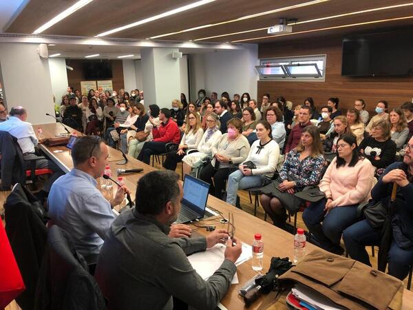 La asamblea se está celebrando en el Colegio de Médicos. Foto: Roberto Ruiz