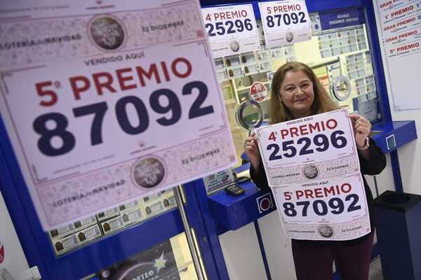 La administración de la calle Lencería ha vendido el 25296 y el 87092, agraciados con un cuarto y un quinto premio, respectivamente. La lotera asegura que, por el momento, desconoce los décimos que ha vendido de cada uno de los décimos agraciados.