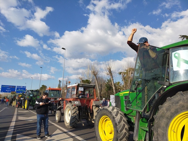 Así te hemos contado la protesta desde el amanecer hasta la apertura de la autovía
