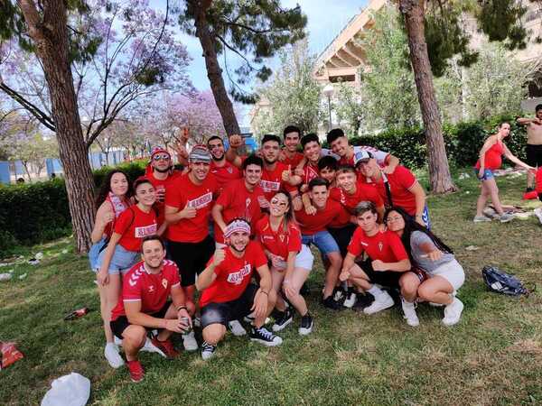 Grupos de amigos y familiares han acudido juntos este domingo al estadio para no perderse este histórico partido | NACHO GARCÍA / AGM
