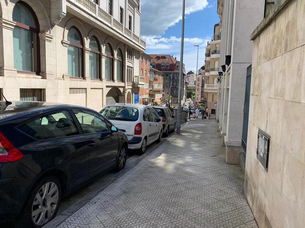 La cola de la Cocina Económica da dos vueltas a la manzana. Al día, reparten 180 comidas y según cuentan, los usuarios están "muy concienciados" y se acercan hasta el edificio con mascarilla y guantes. Foto: María Causo.