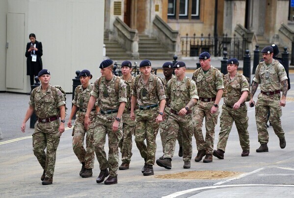 Miembros de las Fuerzas Armadas británicas toman posiciones en el marco del dispositivo de seguridad desplegado durante el funeral de Isabel II. EP