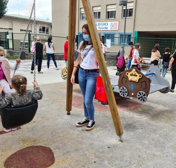 Leticia Valeiro aguarda con su hija, en el columpio, a que su otro hijo salga del colegio Pedro Velarde, en Camargo: &amp;quot;Esta todo muy bien organizado así que estamos tranquilos&amp;quot;, afirma. Texto y foto: Javier Gangoiti