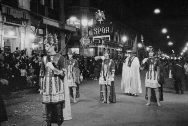 Representación de soldados romanos en el cortejo. Foto: Fondo Bienvenido-Arenas. Archivo CTI-UMA