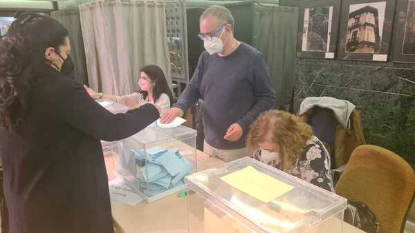Y esta es la mesa en el hall que da acceso al salón y los últimos militantes ejerciendo su derecho al voto.