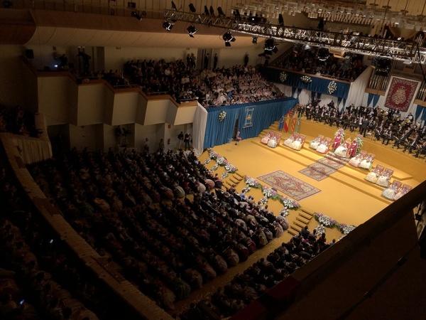 Público alzado para ovacionar a Sara