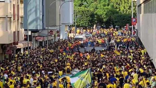 Aglomeraciones masivas de aficionados del Cádiz en los alrededores del Carranza