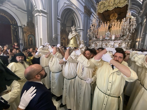 Salida de la Virgen de Lágrimas y Favores en San Juan.