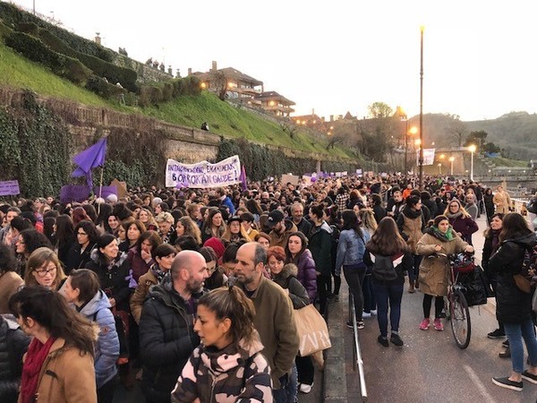 No cabe un alfiler en el Paseo de la Concha. ¿El cántico más repetido? ¡Gora Borroka Feminista! / Ainhoa Múgica