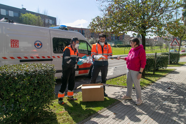 Más de 60 vecinos del municipio de Polanco se han sumado a la iniciativa promovida por la empresa Textil Santanderina, en coordinación con el Ayuntamiento, para confeccionar mascarillas en los hogares, recogerlas después, y tras proceso de esterilización, que sean enviadas a los centros asistenciales para mitigar la falta de abastecimiento. Este grupo se formó el pasado viernes 20 de marzo con seis voluntarias que contactaron a través de de WhatsaApp, y en el primer fin de semana lograron confeccionar cerca de medio millar de mascarillas que fueron remitidas ayer lunes para su esterilización. Además, el Ayuntamiento ha colaborado aportando más de 1.000 metros de cinta para elaborar las sujeciones. La coordinación de este grupo de voluntarios la realiza la concejal Alicia Martínez Bustillo, que cuenta con la colaboración de los integrantes de la agrupación de Protección Civil, y quienes deseen sumarse a la iniciativa deben contactar a través del correo electrónico alicia@aytopolanco.org o del teléfono 608 167 255, siendo necesario disponer de máquina de coser y saber usarla.