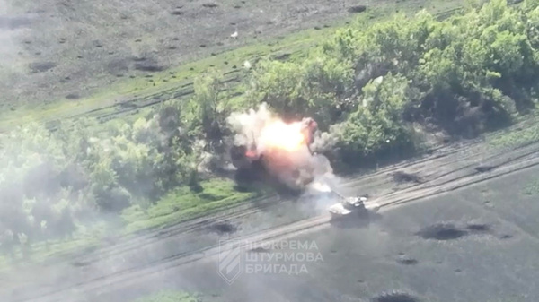 Vista de un vehículo militar mientras las fuerzas ucranianas destruyen posiciones rusas en dirección a Bajmut, cerca de Klischiivka, región de Donetsk, Ucrania