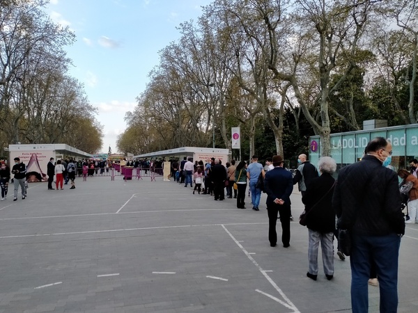 colas para la feria del libro antiguo
