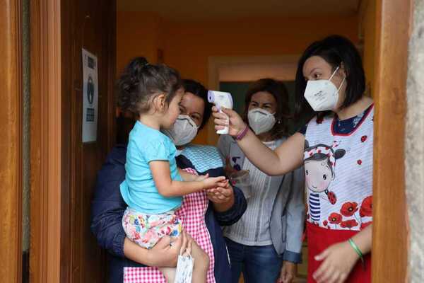 Lara, maestra en la escuela de Espinama, toma la temperatura a Gabriela, de tres años, la niña que inicia este curso su nueva etapa escolar.