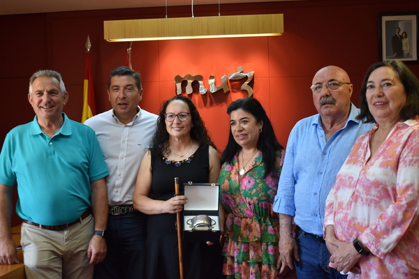 Ana Belén Prieto sostiene el bastón y la taza de plata de Mucientes. Fotografía de Laura Negro