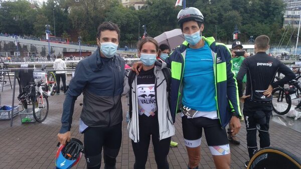 Gómez Noya premia al Bilbao Triathlon