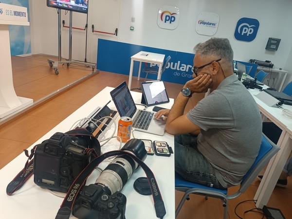 Gritos de &#039;¡Presidente!&#039; a Sánchez en Ferraz: «Somos muchos más»