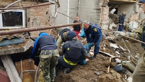Agentes de policía ayudan a rescatar a personas de los escombros tras un ataque aéreo, durante la invasión rusa de Ucrania, en Bakhmut