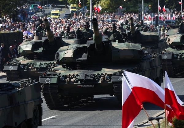 Polonia celebra su mayor desfile militar desde la caída del Muro de Berlín