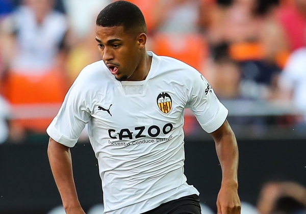 El Valencia lo intentó hasta el final ante un Barcelona que acabó jugando con diez