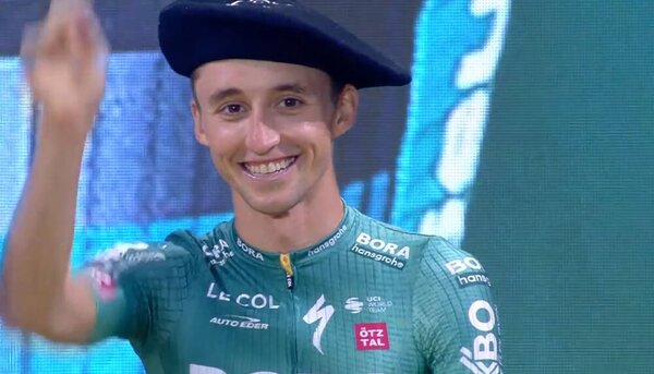 Bilbao recibe al Tour con xirimiri, txapelas e irrintzis