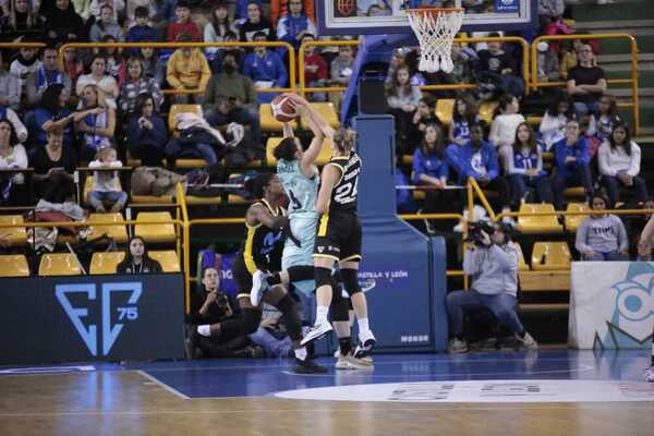 Un lance del partido. Álex López