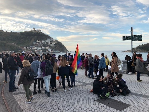 Comienza a llegar la gente al punto de encuentro desde diferentes barrios de la ciudad