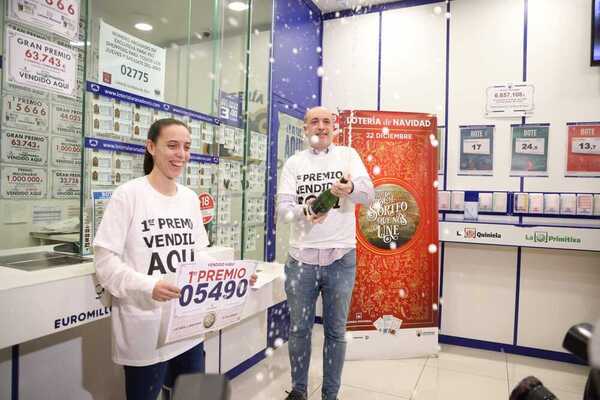 La administración de Río Shopping es una fiesta. Han repartido diez décimos del Gordo, otros diez del 38454, agraciado con un quinto premio, y un boleto más del segundo cuarto, el 25296.