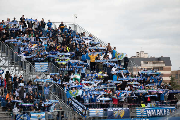 Afición del Málaga en la grada visitante del estadio de Fuenlabrada. LOF