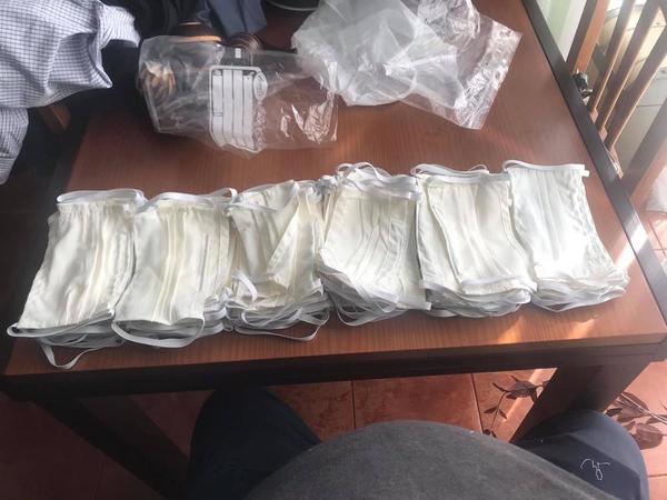 Las &amp;#039;Costureras solidarias&amp;#039; (Mari Tere Laso, Maria del Mar Rodriguez, Estela Serentes, Asuncion Flor, Isabel Leal, Deli Escalada y su equipo de costureras Maite, Mari Carmen, Isabel) ya han completado 150 mascarillas y mañana alcanzarán las 300, que después llevarán a esterilizar para poner en manos de distintos organismos. &amp;quot;En estos momentos quiero agradecer el trabajo a todas las personas que están haciendo posible este trabajo, que no son otras que las costureras solidarias. A todas ellas muchas gracias por el gran trabajo solidario están realizando. Después que pase todo esto, serán reconocidas como debe ser, después de la gran ayuda que están dando a toda la ciudadanía&amp;quot;.