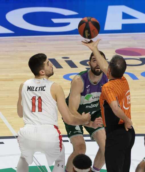 Con esta acción comenzó un partido en el que el Unicaja gana 37-27