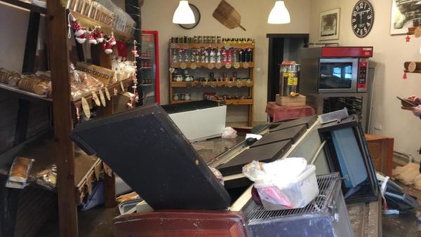 La panadería de la calle mayor de Reinosa, destrozada