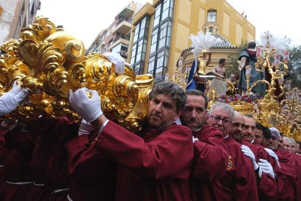 El trono de Jesús del Rescate, a su salida de la calle Agua. Foto: Francis Silva