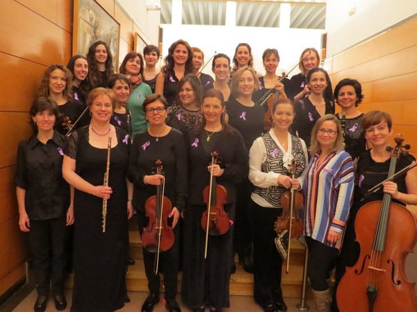 Las mujeres que tocan en la Orquesta Sinfónica del Principado de Asturias (OSPA), que ayer actuaba en Santiago de Compostela, lucieron lazos morados por el Día de la Mujer.