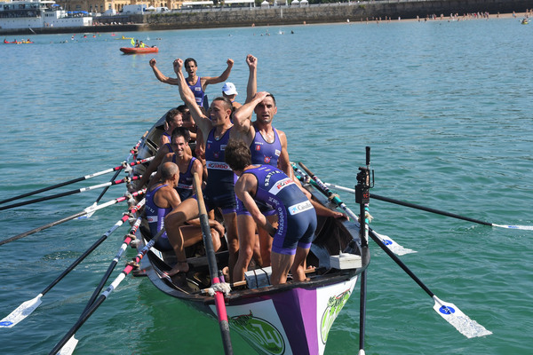 Los remeros de La Sotera celebran la victoria. Foto: José Mari López