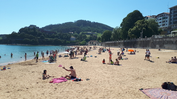La Policía se despliega en las playas, levanta a bañistas y cierra accesos para frenar el aluvión