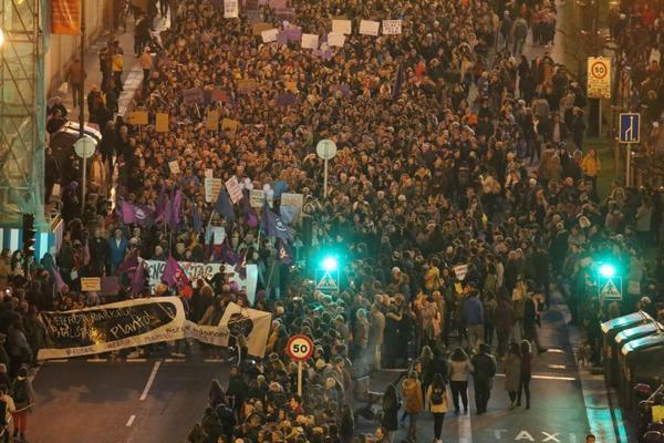 La cabecera de la manifestación acercándose al Boulevard. / L. Michelena