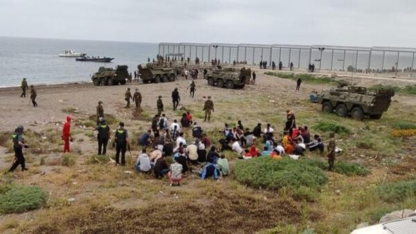 El Ejército despliega en Ceuta al menos cuatro blindados BMR en la playa del Tarajal