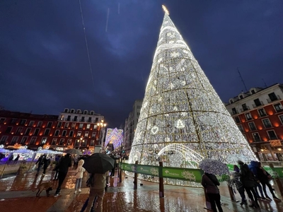 Valladolid enciende las luces de Navidad en 60 calles de la ciudad