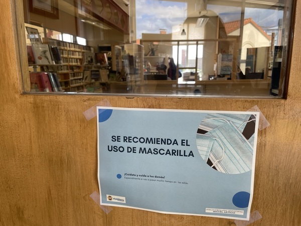 Cartel pegado en la puerta de la Biblioteca Municipal Manuel Artigas, en Astillero. Foto: Sheila Izquierdo.
